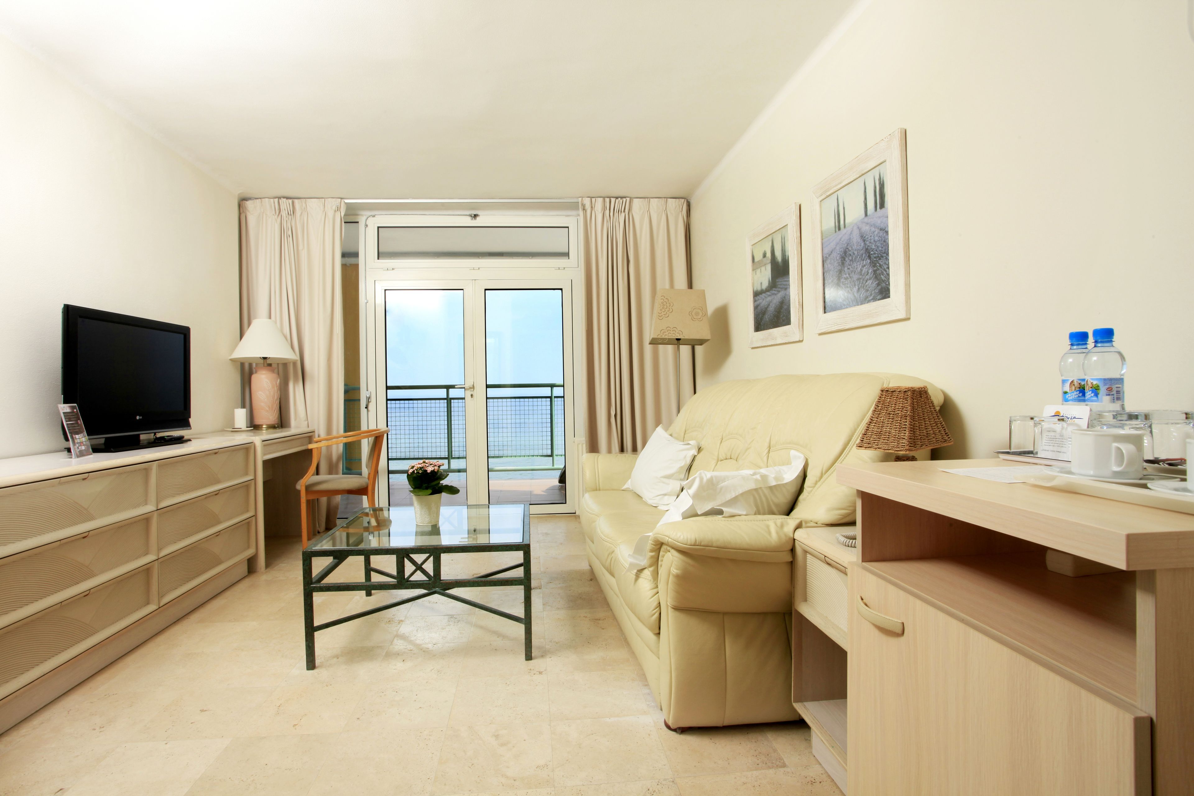 Leilighet | Minibar, safe på rommet, skrivebord og strykejern/-brett