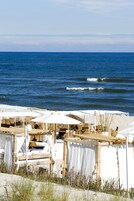 Playa privada, sillas reclinables de playa, sombrillas, toallas de playa