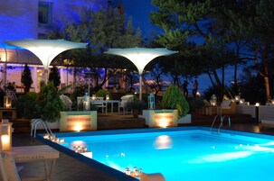 Una piscina techada, una piscina al aire libre