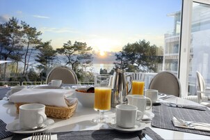 2 restaurantes; se sirve desayuno, almuerzo y cena; cocina regional