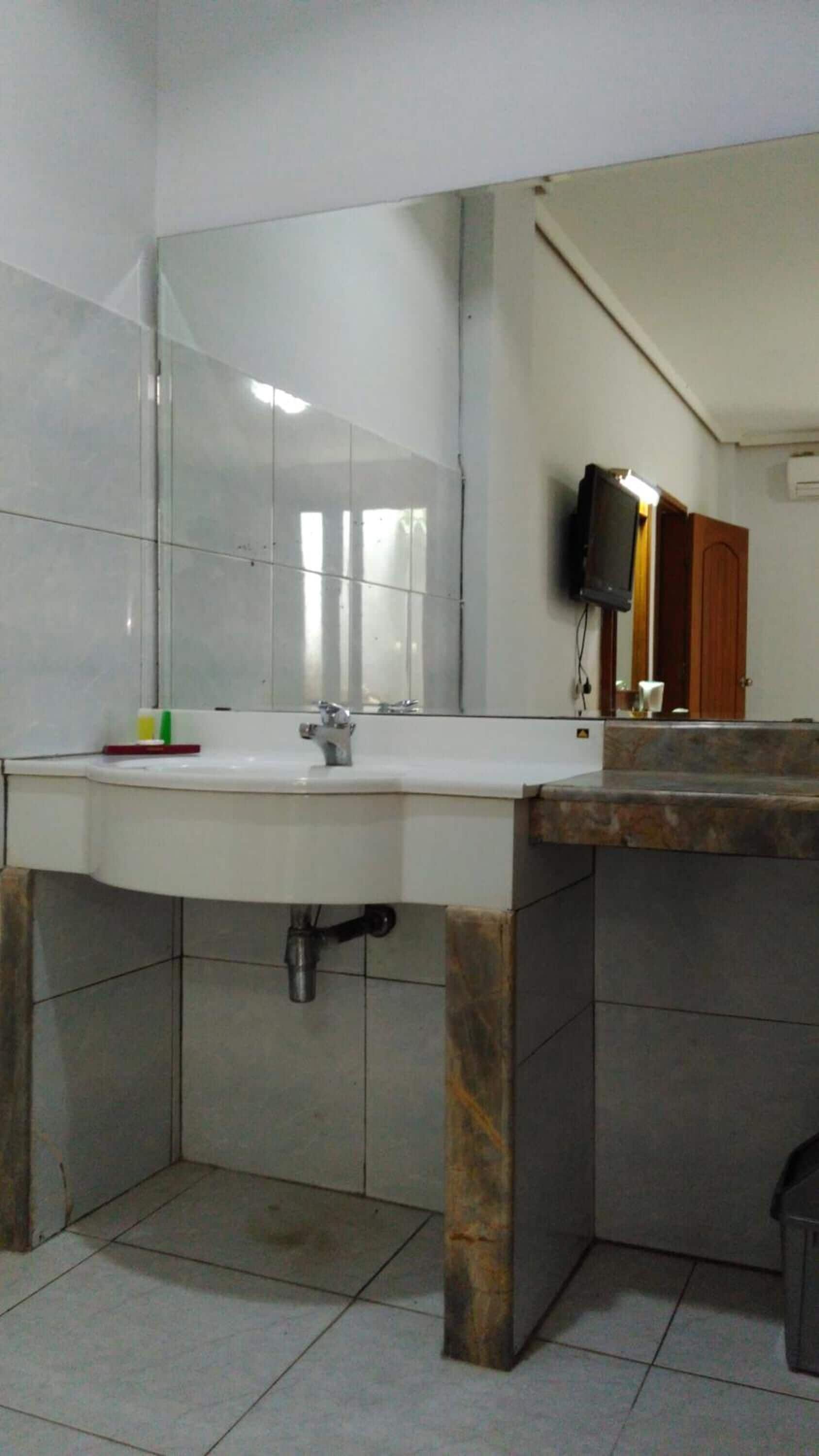 Combined shower/tub, deep soaking tub, free toiletries, bathrobes