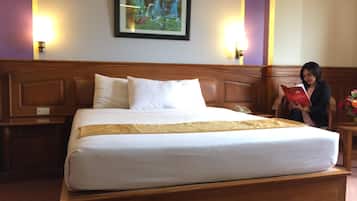 Minibar, brankas, meja kerja, dan tempat tidur lipat/tambahan