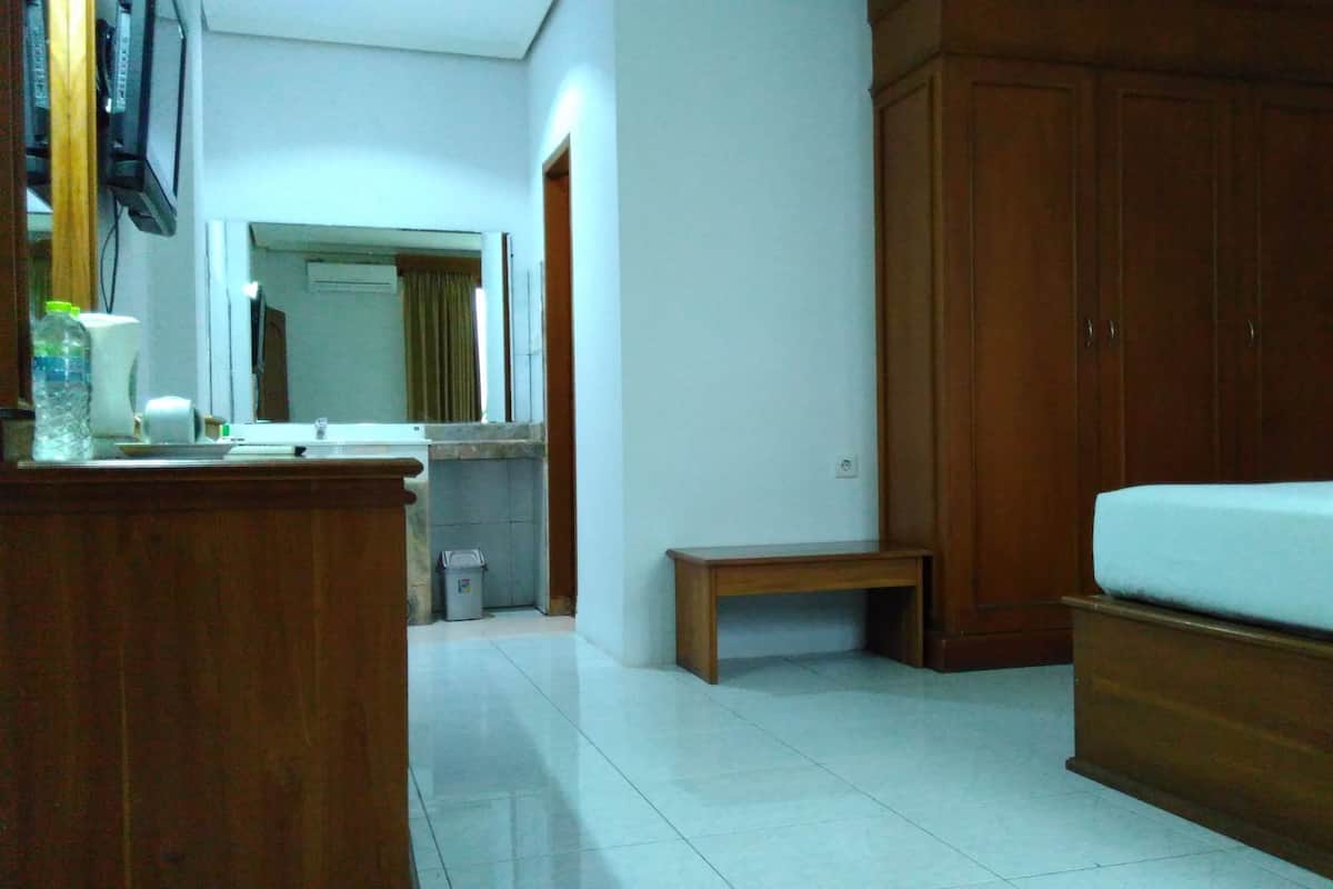 Minibar, coffres-forts dans les chambres, bureau