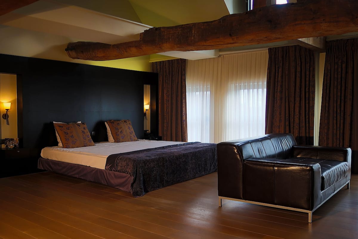 1 bedroom, hypo-allergenic bedding, down duvets, minibar