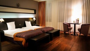 Deluxe Twin Room, 2 Twin Beds | Hypo-allergenic bedding available, down comforters, minibar - Hotel Van Eyck (Maaseik)