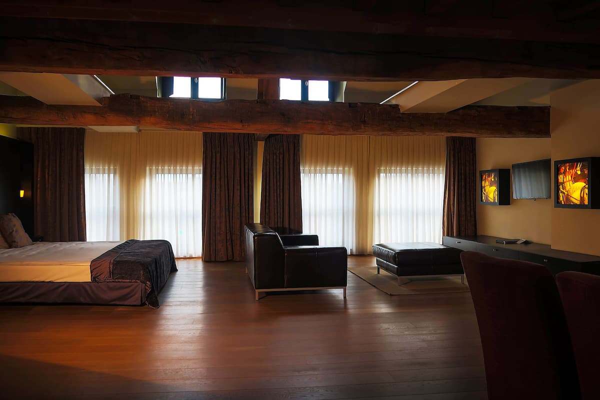 hypo-allergenic bedding, down duvets, minibar, in-room safe