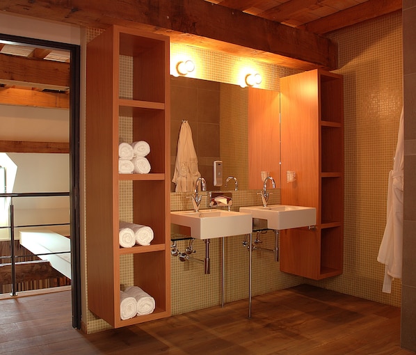 Articles de toilette gratuits, sĂšche-cheveux, chaussons, bidet