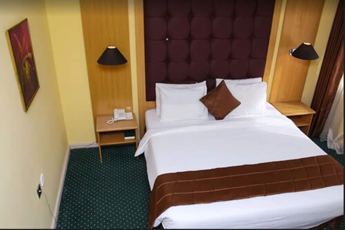 Ayrı ayrı dekore edilmiş, ayrı ayrı döşenmiş, masa