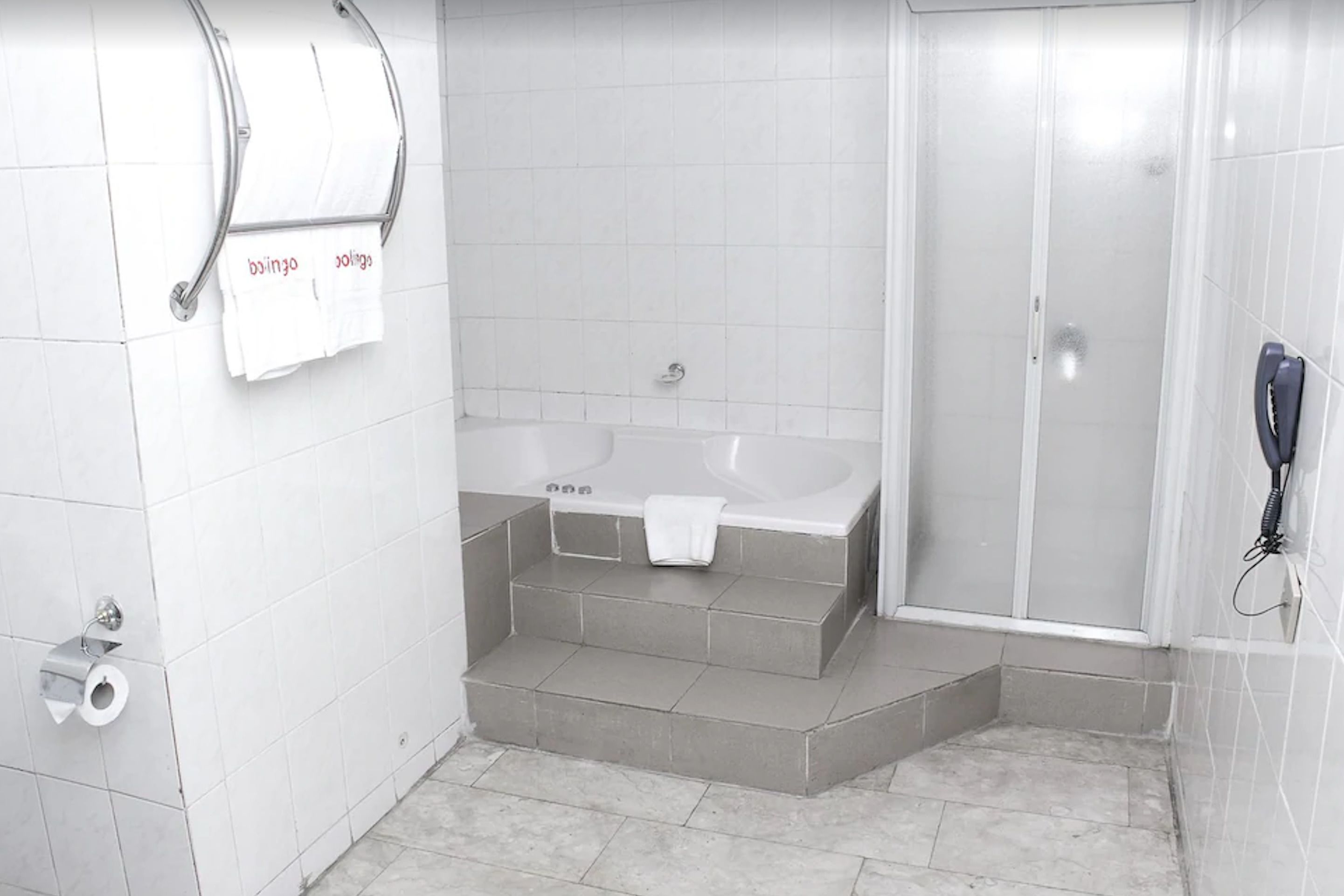 Rainfall showerhead, free toiletries, towels, soap