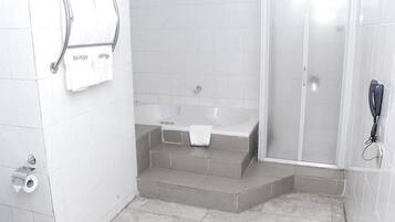 Rainfall showerhead, free toiletries, towels, soap