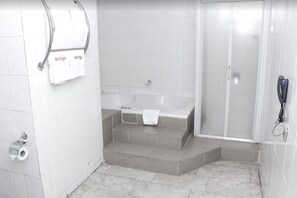 Sadesuihkupää, ilmaiset hygieniatuotteet, pyyhkeet, saippua