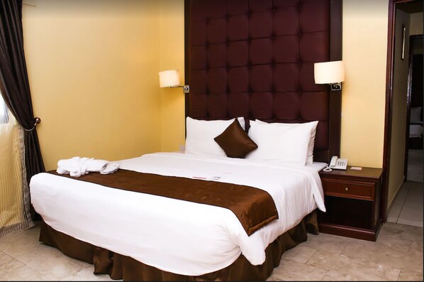 Suite de lujo | Área de sala de estar | Televisión de plasma de 38 pulgadas con canales vía satélite 