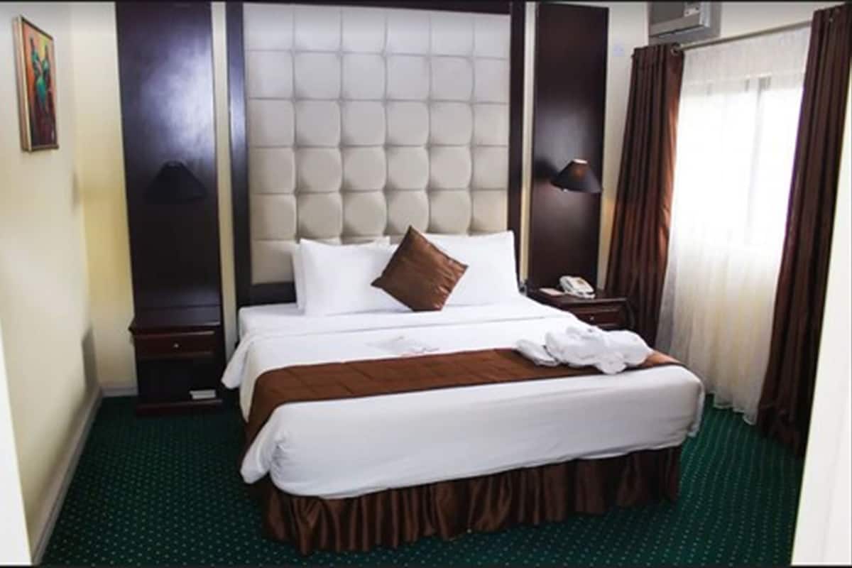 Ayrı ayrı dekore edilmiş, ayrı ayrı döşenmiş, masa