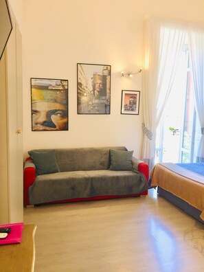 Firemannsrom – junior, byutsikt | Skrivebord, blendingsgardiner, lydisolert og wi-fi (inkludert)