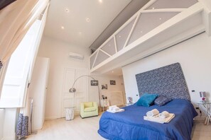 Deluxe Suite, City View | Desk, blackout drapes, soundproofing, free WiFi - B&B Neapolis Bellini (Naples)
