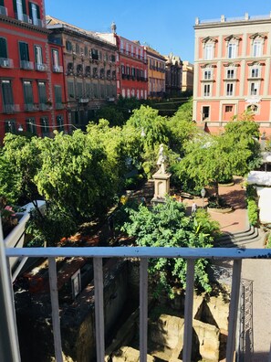 Firemannsrom – junior, byutsikt | Skrivebord, blendingsgardiner, lydisolert og wi-fi (inkludert)