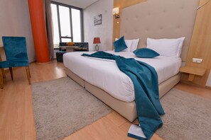 Caja de seguridad en la habitación y muebles diferentes