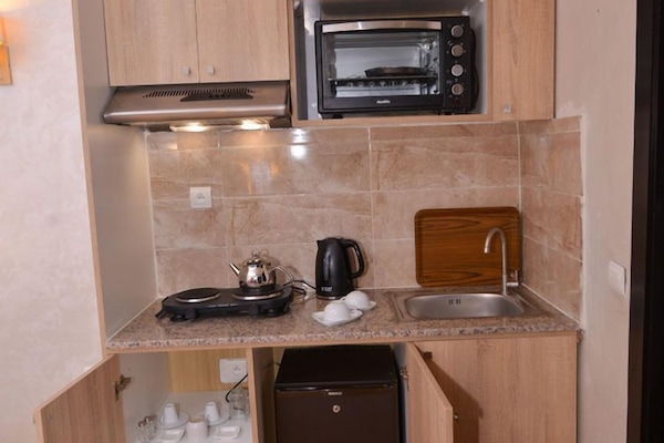 Klassieke studio, 1 slaapkamer | Privékeuken | Een koelkast, een oven, een kookplaat, een waterkoker