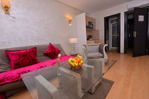 Classic Studio, 1 Bedroom | In-room dining