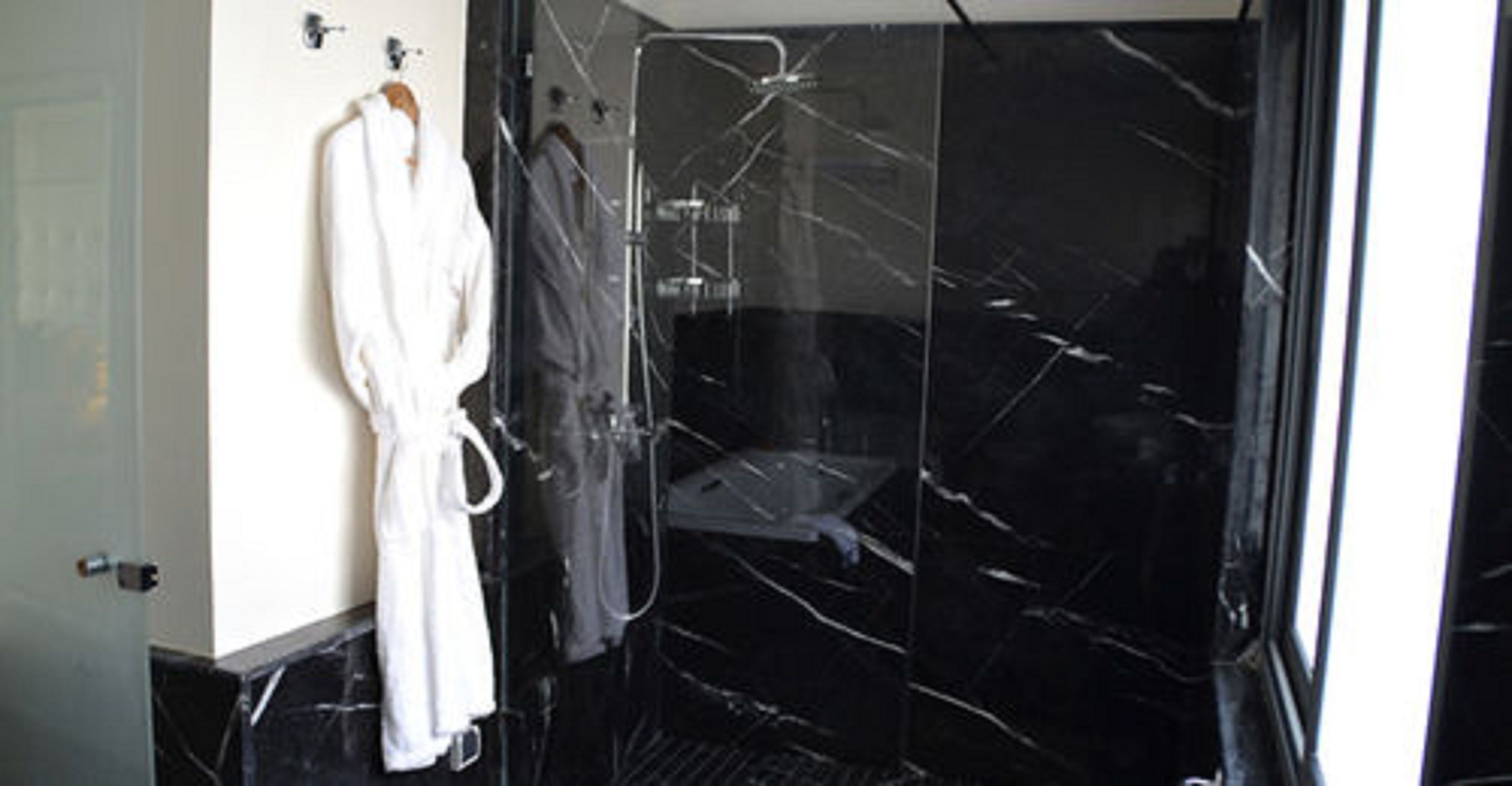 Douche, douche à « effet pluie », sèche-cheveux, serviettes fournies