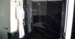 Shower, rainfall showerhead, hair dryer, towels - Le 135 appart hotel (Casablanca)