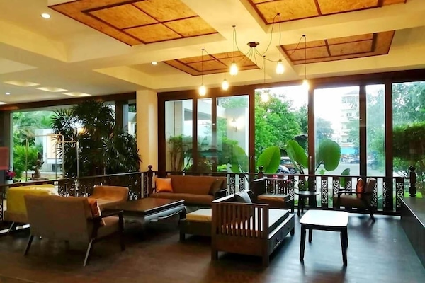 Lobby lounge