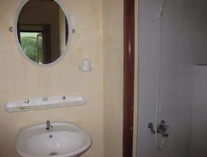 Douche, articles de toilette (gratuits), séchoir à cheveux
