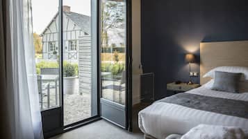 Habitación Confort doble | Ropa de cama de alta calidad, caja fuerte, escritorio