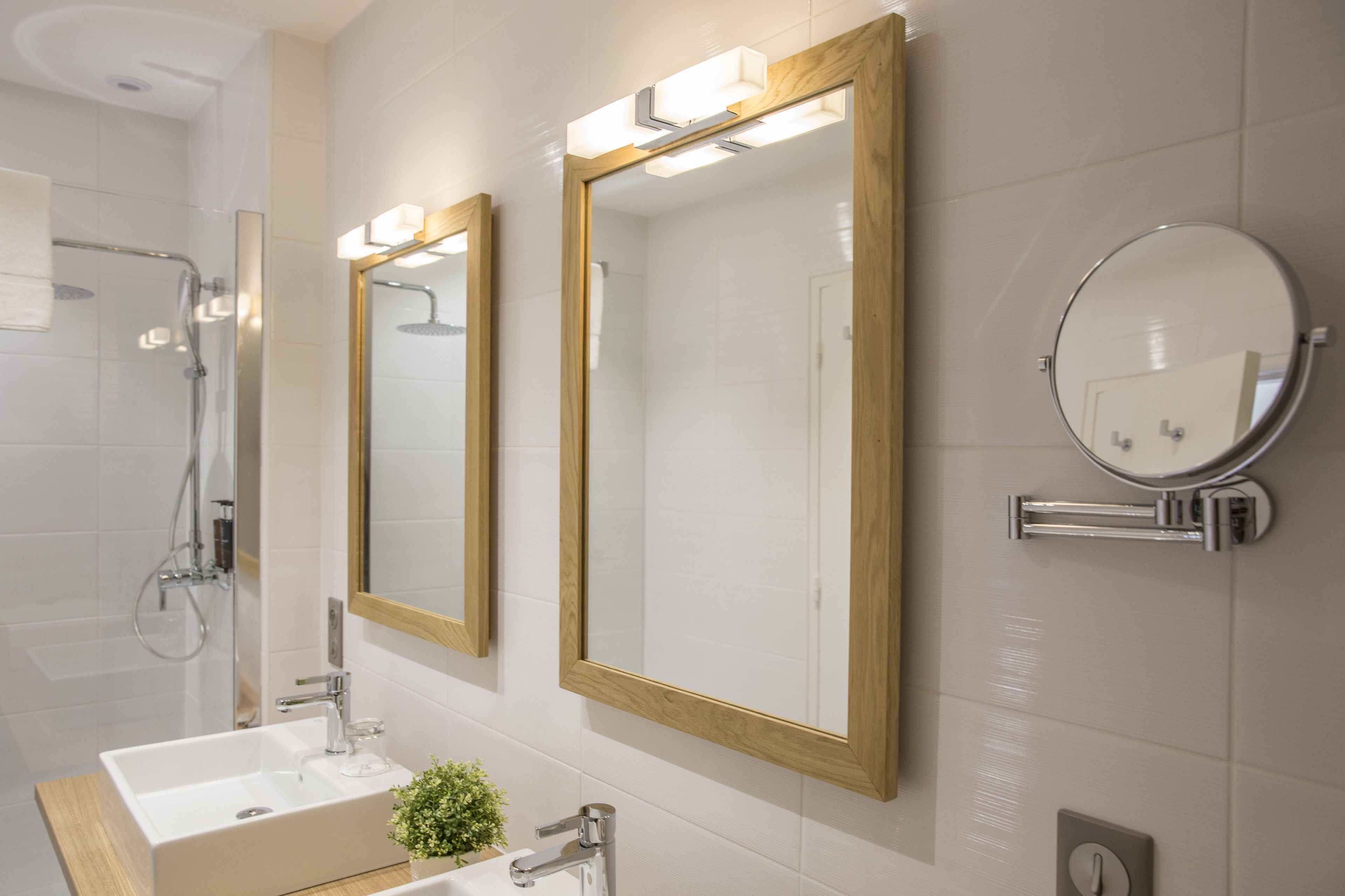 junior suite | bathroom | free toiletries, hair dryer, towels