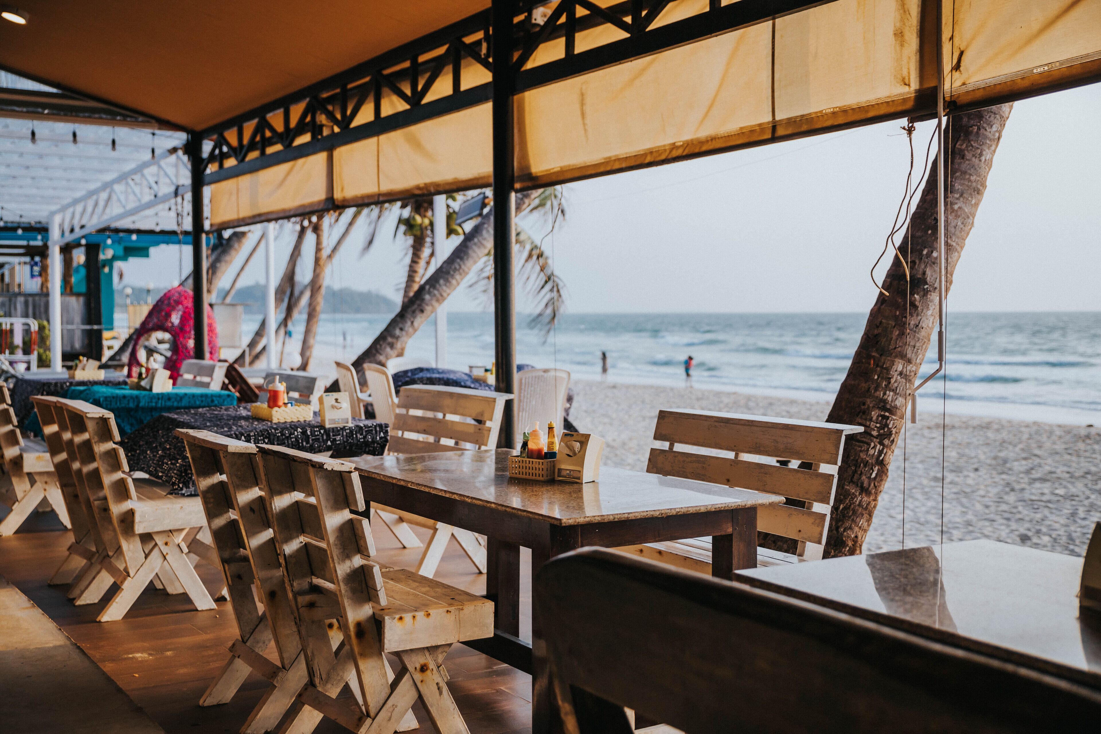 Se ofrece un desayuno bufé (150 THB por persona)