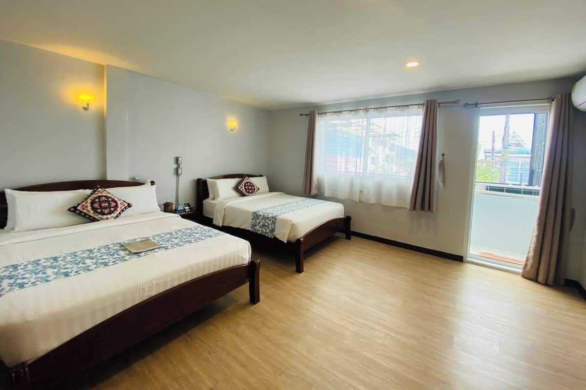 Family for four persons | 1 bedroom, in-room safe, blackout curtains, free WiFi