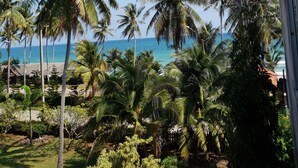 Tropisch landschap met palmbomen en uitzicht op de oceaan.
