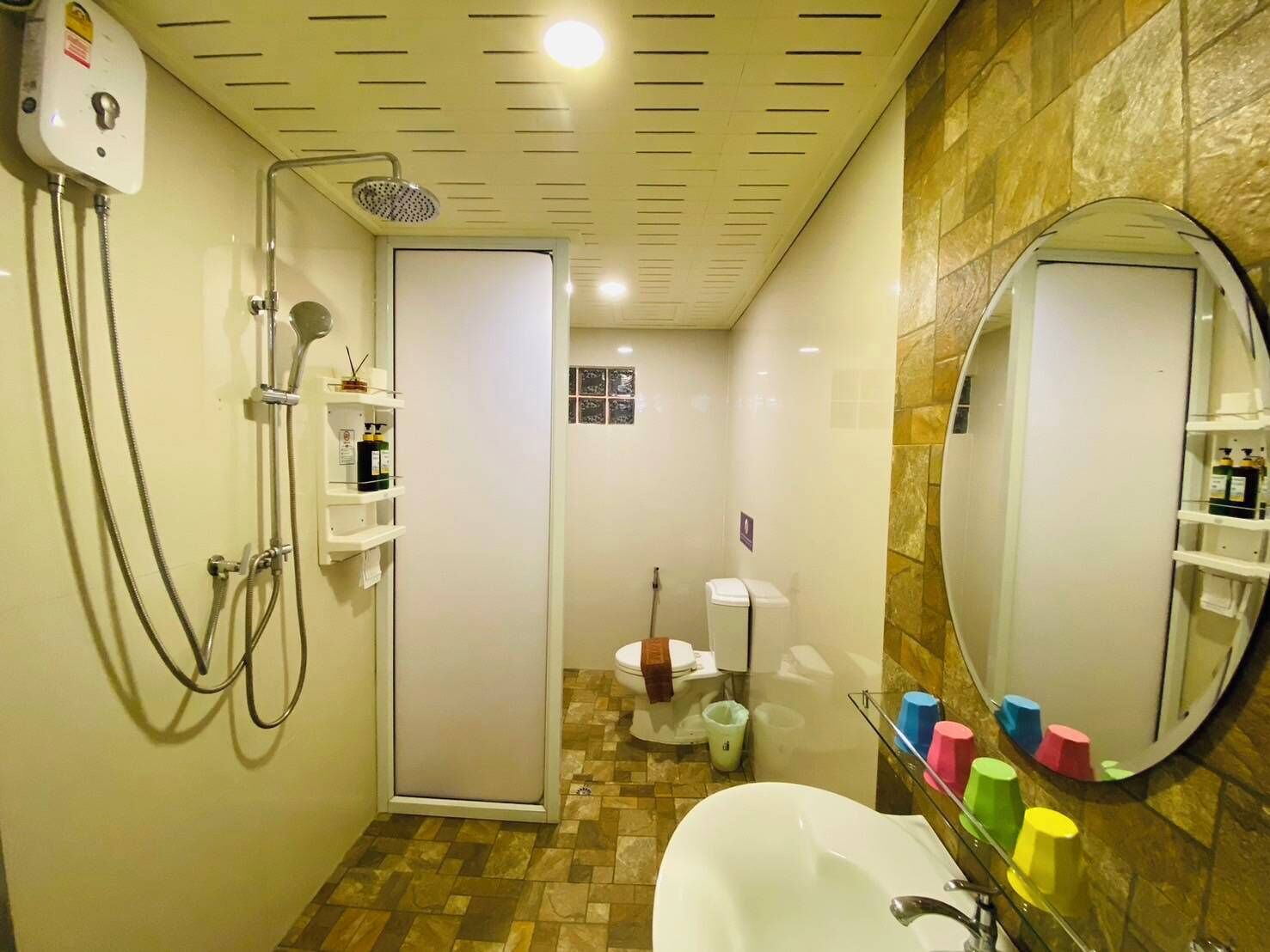 Executive family room | Salle de bain | Douche, douche à « effet pluie », sèche-cheveux, chaussons