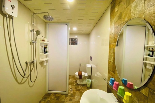 Executive family room | Salle de bain | Douche, douche à « effet pluie », sèche-cheveux, chaussons