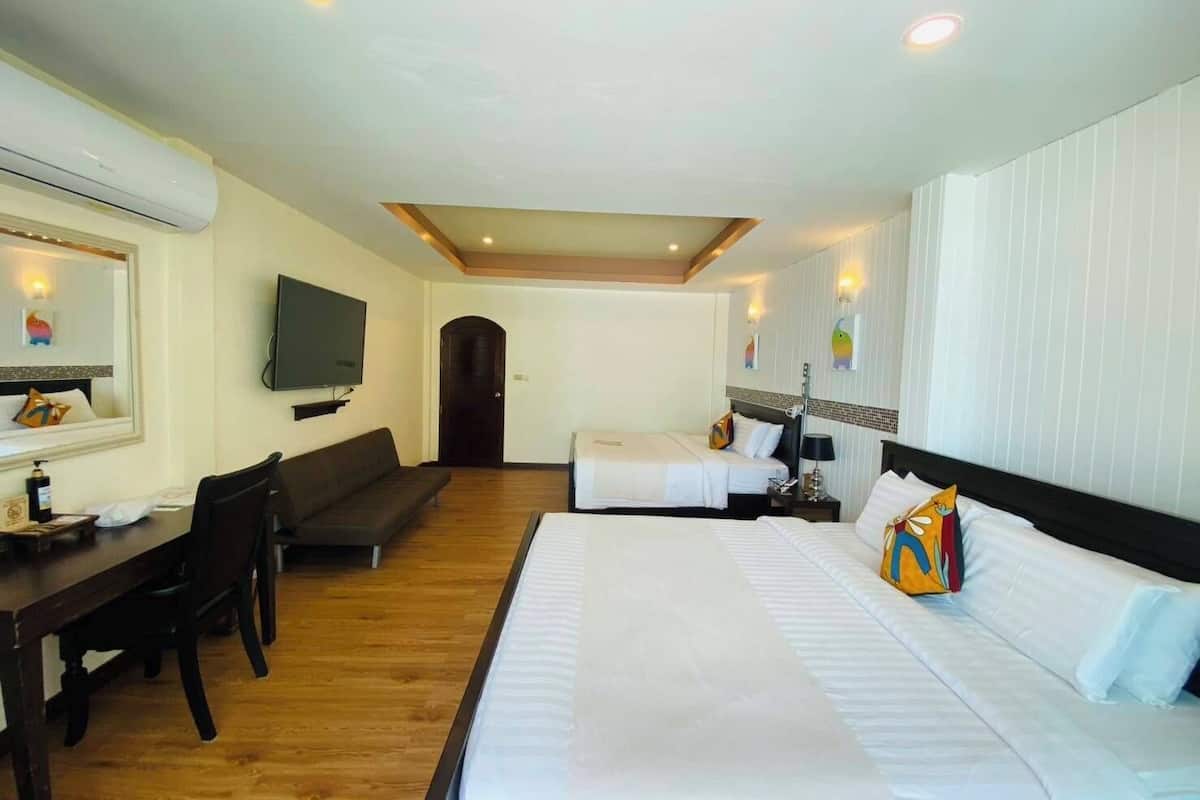 Family Room Seaview | 1 bedroom, in-room safe, blackout curtains, free WiFi