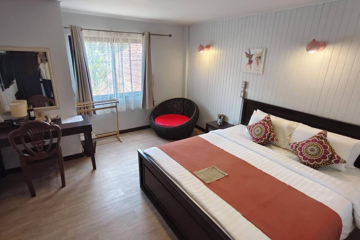 Standard King | 1 bedroom, in-room safe, blackout curtains, free WiFi