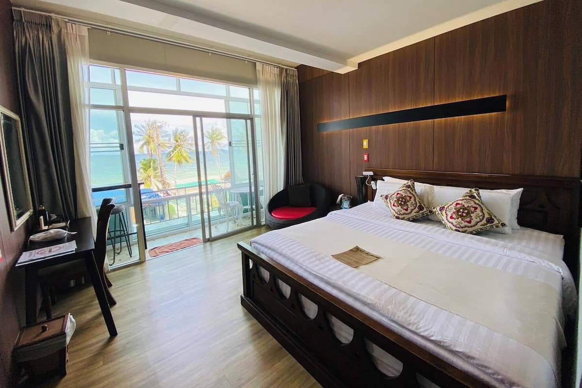 Seaview King | 1 bedroom, in-room safe, blackout curtains, free WiFi