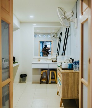 Executive family room | Baño | Ducha, cabezal de ducha tipo lluvia, secador de pelo y zapatillas