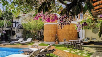 Piscina a l'aire lliure i gandules