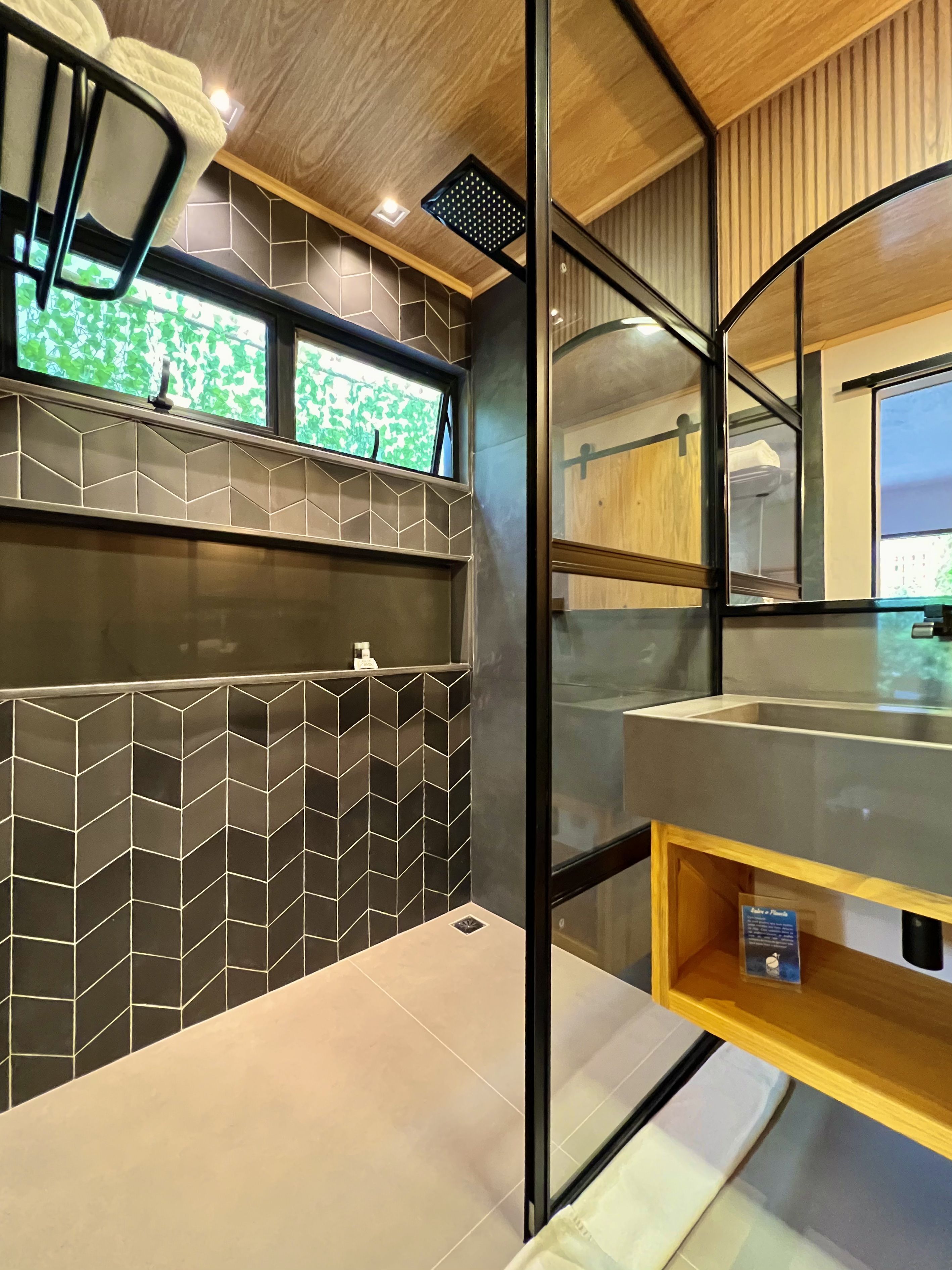Premium tweepersoonskamer | Badkamer | Een douche, gratis toiletartikelen, een haardroger, handdoeken