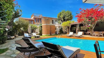 Piscina a l'aire lliure i gandules