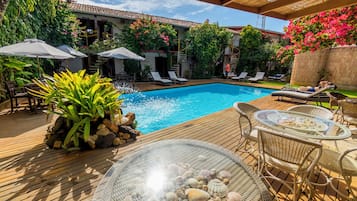 Bar junto a la piscina