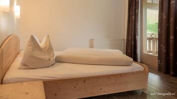 Appartement, 2 slaapkamers, keuken, uitzicht op bergen | 2 slaapkamers, hypoallergeen beddengoed, een kluis op de kamer