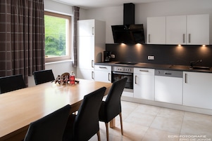 Apartment, 2 Bedrooms, Kitchen, Mountain View | Private kitchen | Fridge, microwave, oven, stovetop