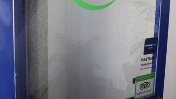Een glazen deur met het logo van
