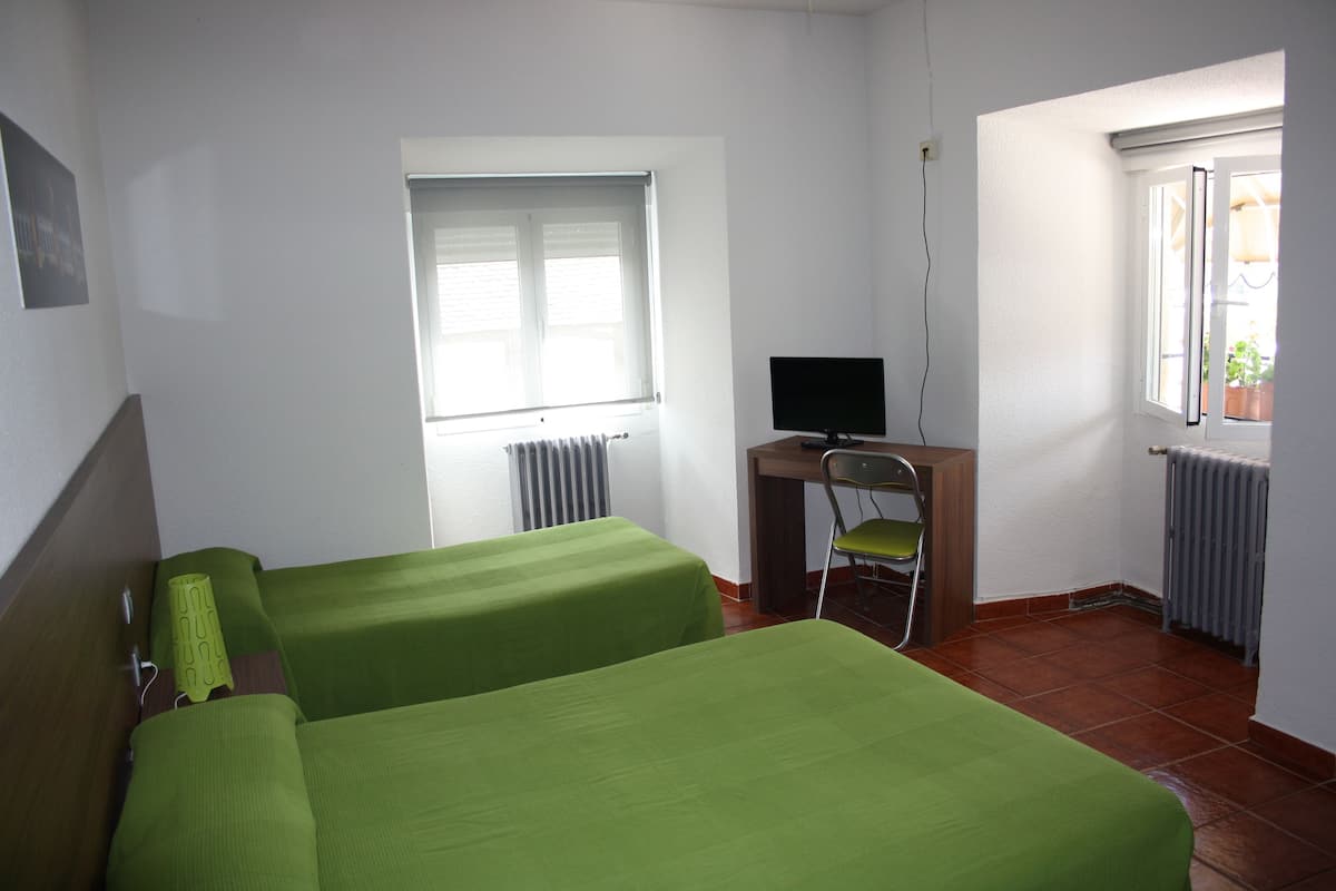 Driepersoonskamer | Een bureau, verduisterende gordijnen, gratis wifi, beddengoed