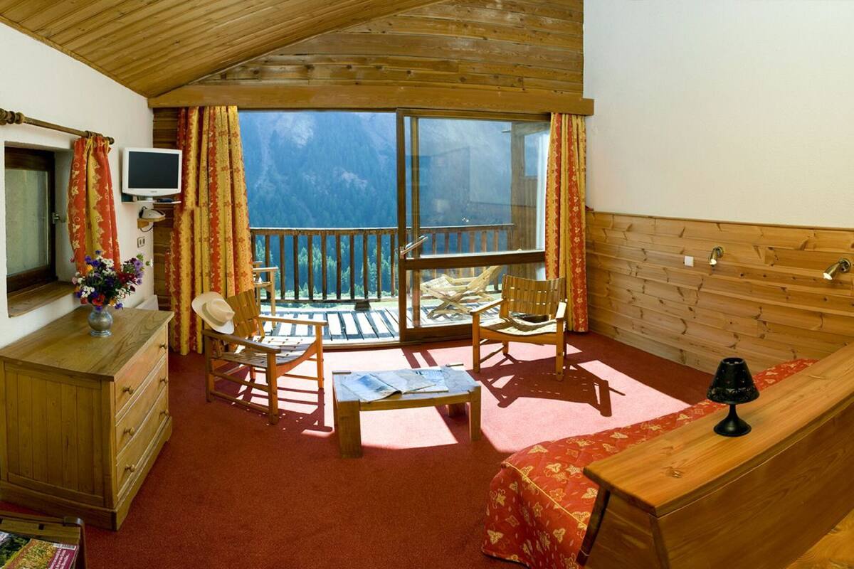 in-room safe, desk, soundproofing, free cots/infant beds