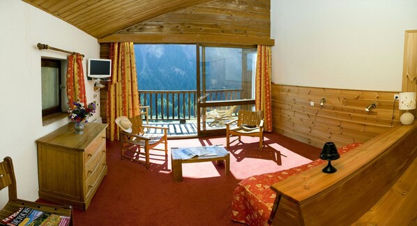 In-room safe, desk, laptop workspace, soundproofing