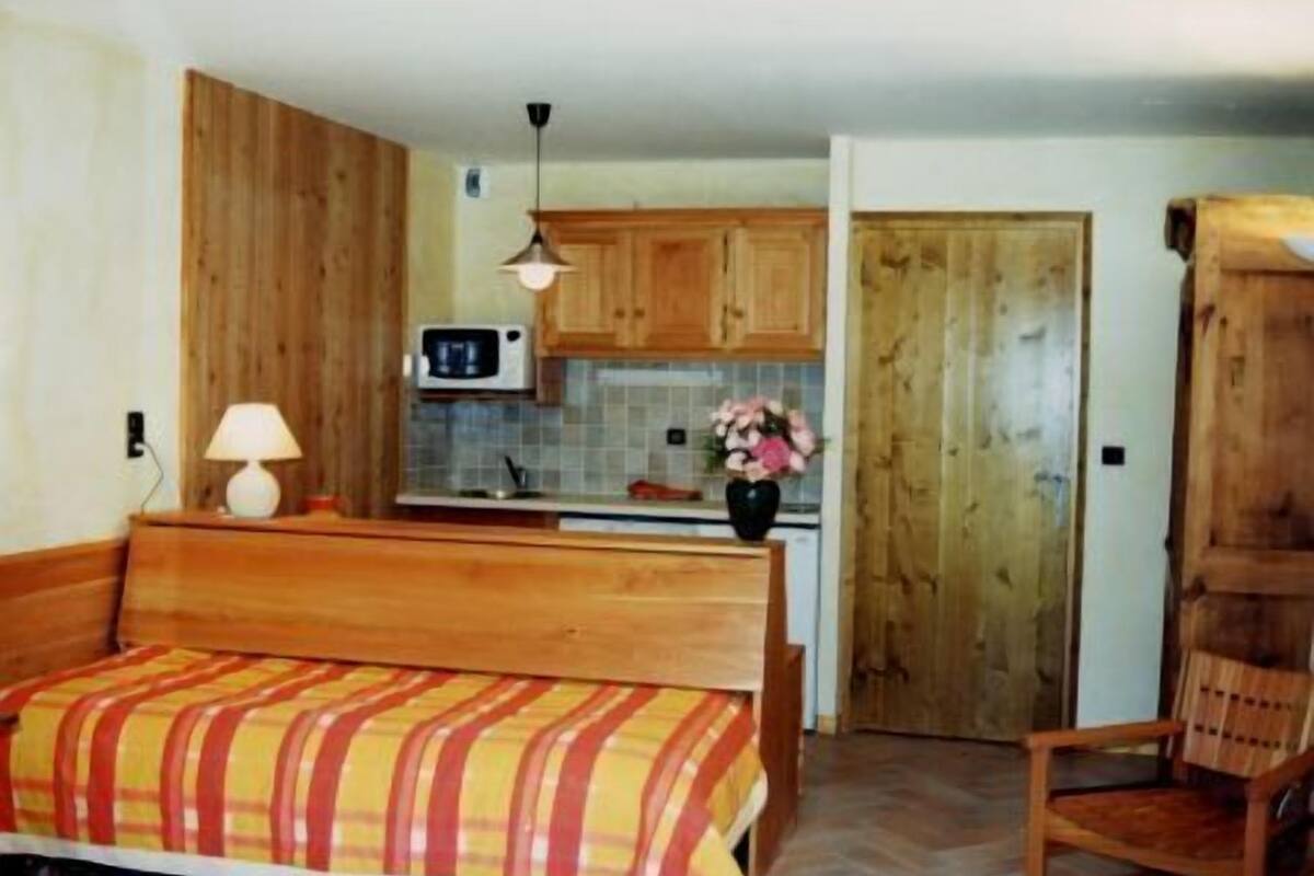 in-room safe, desk, soundproofing, free cots/infant beds