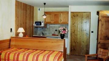 Een kluis op de kamer, een bureau, een laptopwerkplek